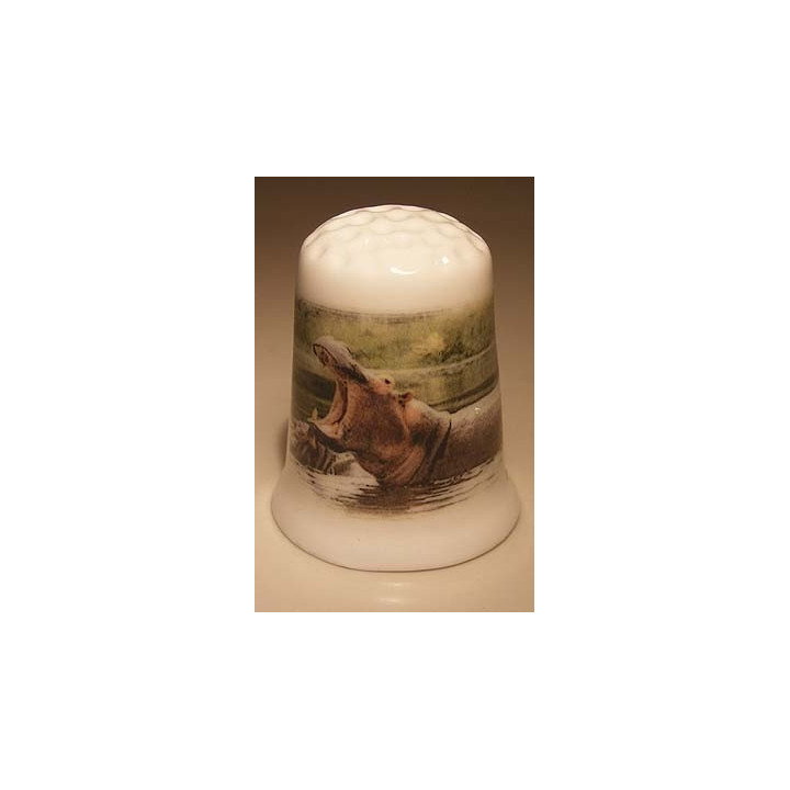 Nijlpaard met bek open op een porselein vingerhoedje