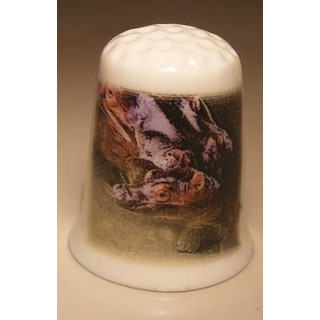 Nijlpaard met jong op een porselein vingerhoedje