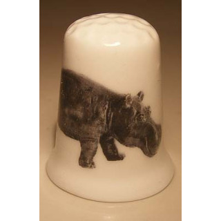 Nijlpaard van steen op een porselein vingerhoedje