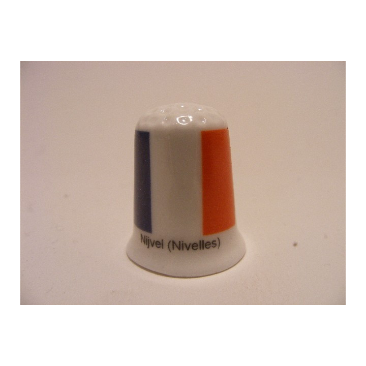 Nijvel Nivelles Nivele vlag in Belgie op een porselein vingerhoedje