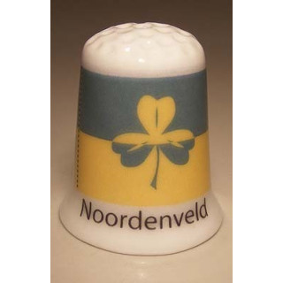 Noordenveld Nederlandse gemeentevlag op een porselein vingerhoedje