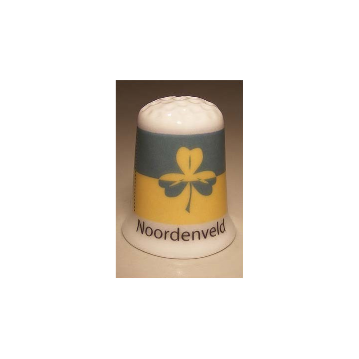 Noordenveld Nederlandse gemeentevlag op een porselein vingerhoedje