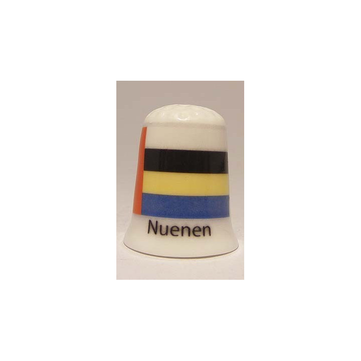 Nuenen Nederlandse gemeentevlag op een porselein vingerhoedje