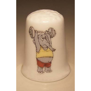 Olifant aan het gewichtheffen op een porselein vingerhoedje