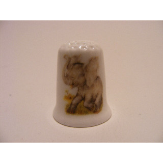 Olifant getekend op een porselein vingerhoedje