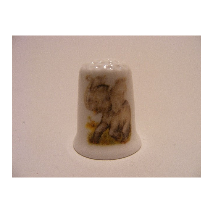 Olifant getekend op een porselein vingerhoedje