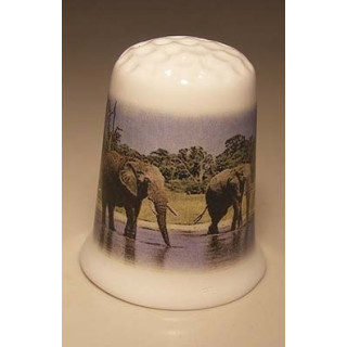 Olifanten in het water op een porselein vingerhoedje