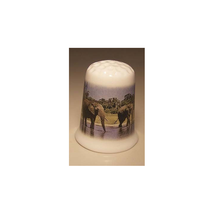 Olifanten in het water op een porselein vingerhoedje