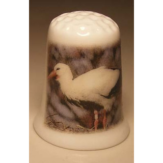 Ooievaar op een porselein vingerhoedje