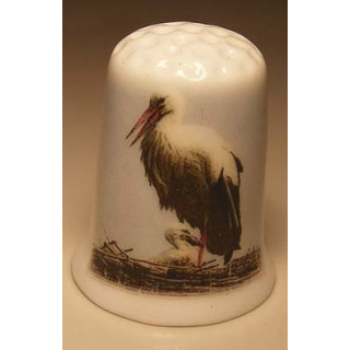 Ooievaar op het nest op een porselein vingerhoedje