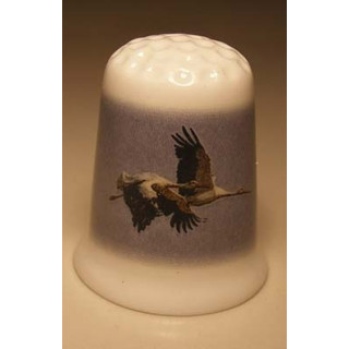 Ooievaars in de lucht op een porselein vingerhoedje