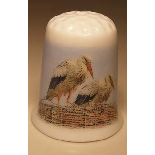 Ooievaars op nest op een porselein vingerhoedje