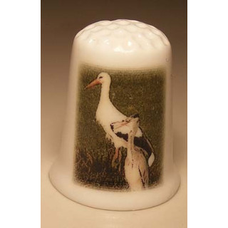 Ooievaars opdruk op een porselein vingerhoedje