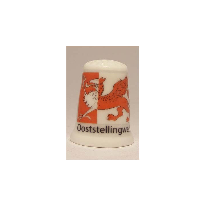 Ooststellingwerf Nederlandse gemeentevlag op een porselein vingerhoedje