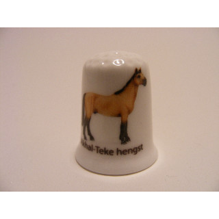 Paard Akhal-Teke hengst op een porselein vingerhoedje