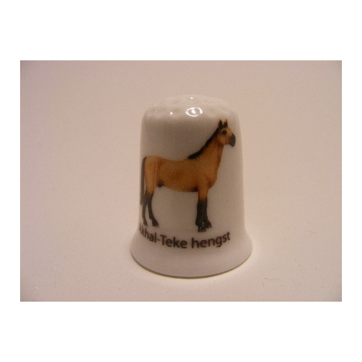 Paard Akhal-Teke hengst op een porselein vingerhoedje