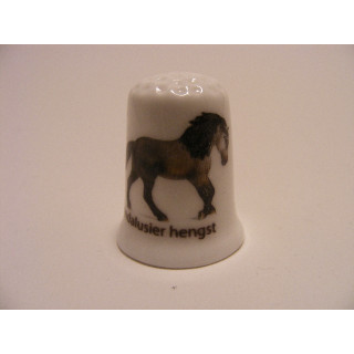 Paard Andalusier hengst op een porselein vingerhoedje