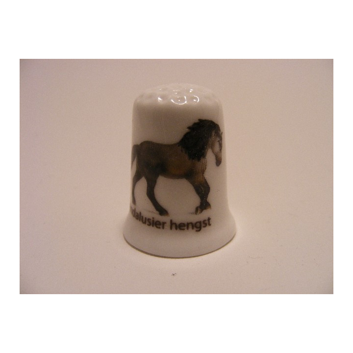 Paard Andalusier hengst op een porselein vingerhoedje