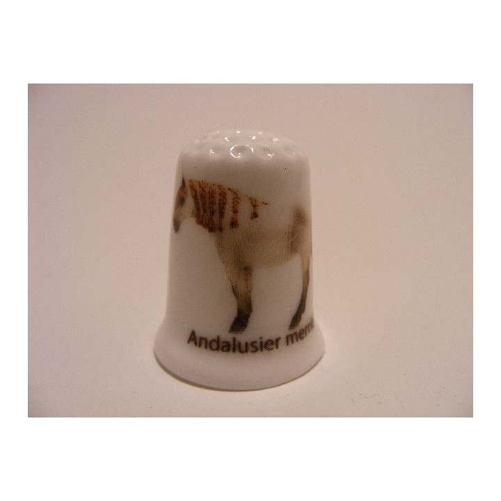 Paard Andalusier merrie op een porselein vingerhoedje