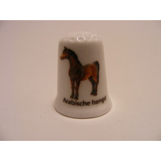 Paard Arabische hengst op een porselein vingerhoedje