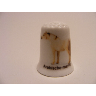 Paard Arabische merrie op een porselein vingerhoedje