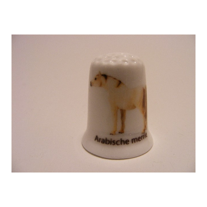 Paard Arabische merrie op een porselein vingerhoedje