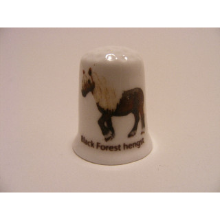 Paard Black Forest hengst op een porselein vingerhoedje