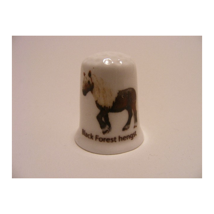 Paard Black Forest hengst op een porselein vingerhoedje