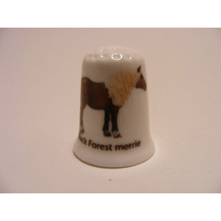 Paard Black Forest merrie op een porselein vingerhoedje