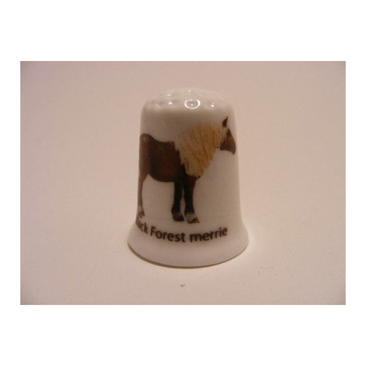 Paard Black Forest merrie op een porselein vingerhoedje