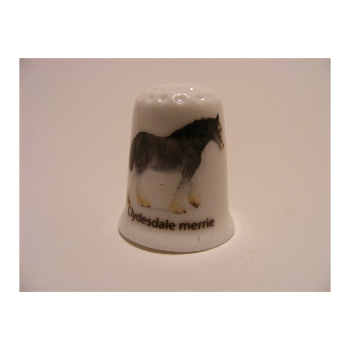 Paard Clydesdale merrie op een porselein vingerhoedje