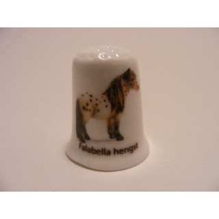 Paard Falabella hengst op een porselein vingerhoedje