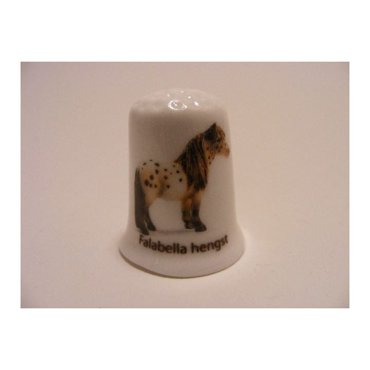 Paard Falabella hengst op een porselein vingerhoedje