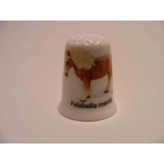 Paard Falabella merrie op een porselein vingerhoedje