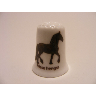 Paard Friese hengst op een porselein vingerhoedje