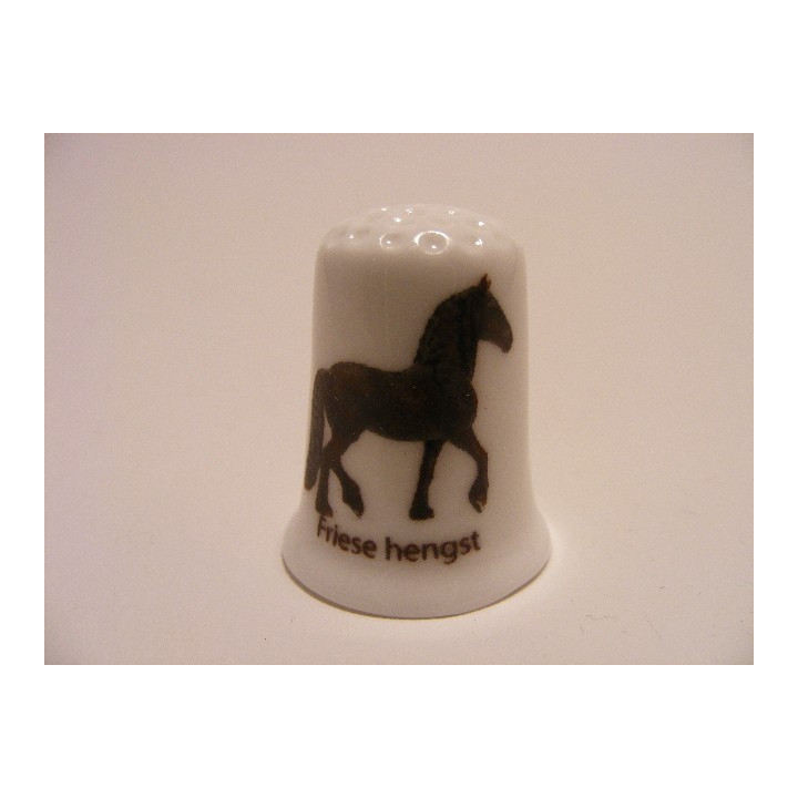 Paard Friese hengst op een porselein vingerhoedje