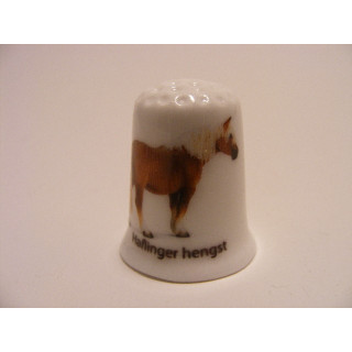 Paard Haflinger hengst op een porselein vingerhoedje