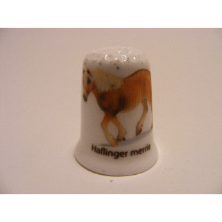 Paard Haflinger merrie op een porselein vingerhoedje