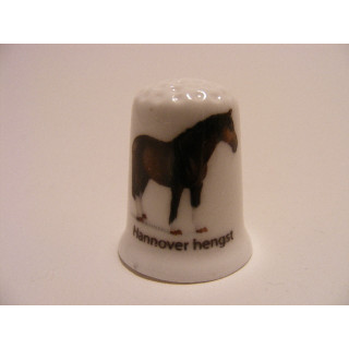Paard Hannover hengst op een porselein vingerhoedje