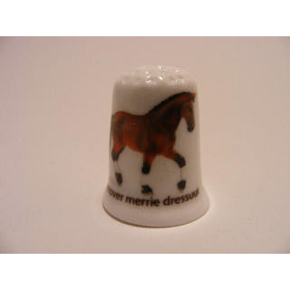 Paard Hannover merrie dressuur op een porselein vingerhoedje