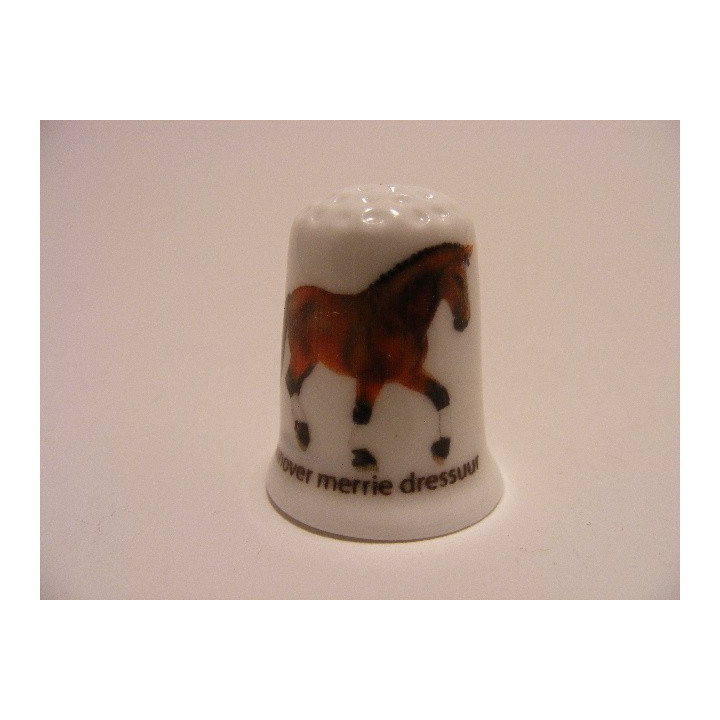 Paard Hannover merrie dressuur op een porselein vingerhoedje