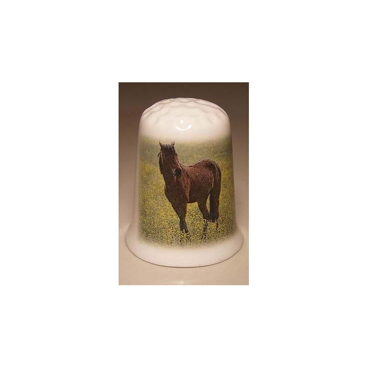 Paard in de wei op een porselein vingerhoedje