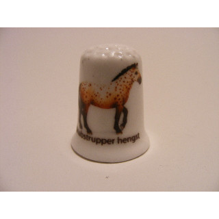 Paard Knapstrupper hengst op een porselein vingerhoedje