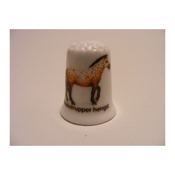 Paard Knapstrupper hengst op een porselein vingerhoedje