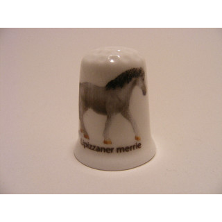 Paard Lipizzaner merrie op een porselein vingerhoedje