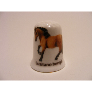 Paard Lusitano hengst op een porselein vingerhoedje
