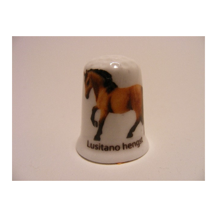 Paard Lusitano hengst op een porselein vingerhoedje