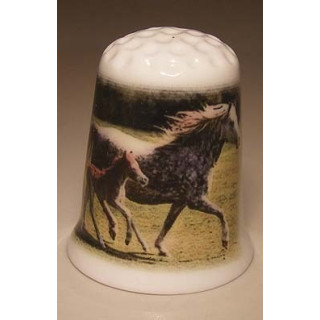 Paard met veulen op een porselein vingerhoedje