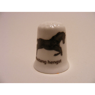 Paard Mustang hengst op een porselein vingerhoedje