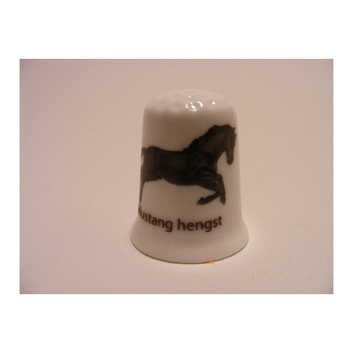 Paard Mustang hengst op een porselein vingerhoedje